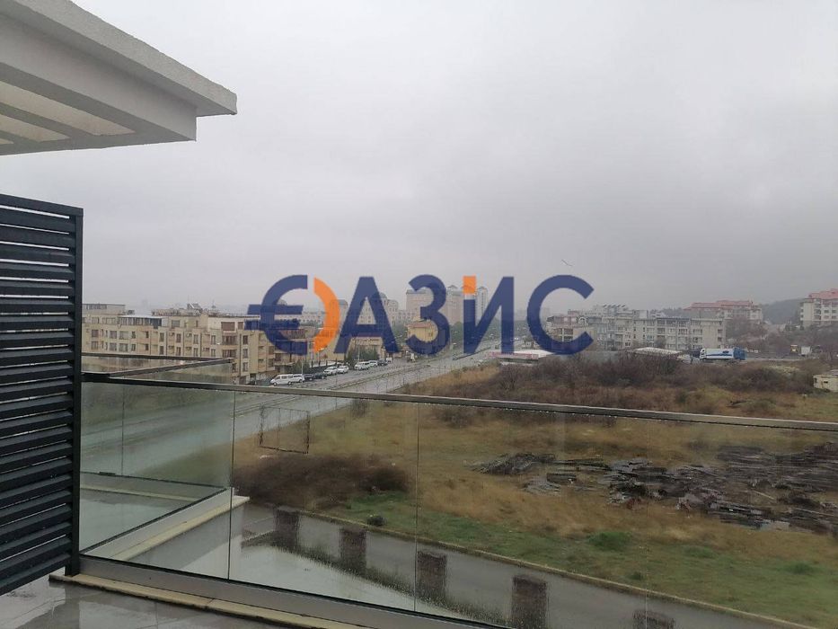 Два 2-стайни апартамента на 4-ти етаж със страничен изглед към морето