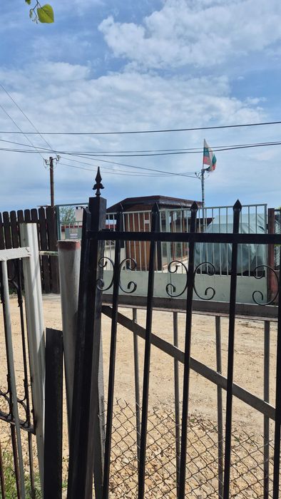 Продавам двукрила врата, масивно желязо 600 лв.