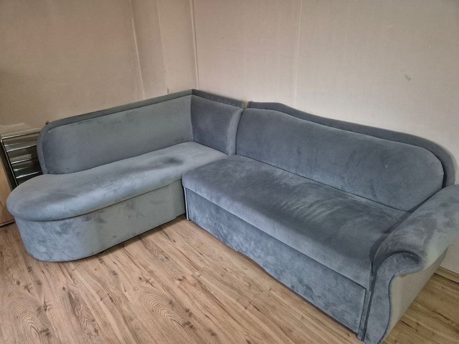 Продавам разтегателен диван и гардероб