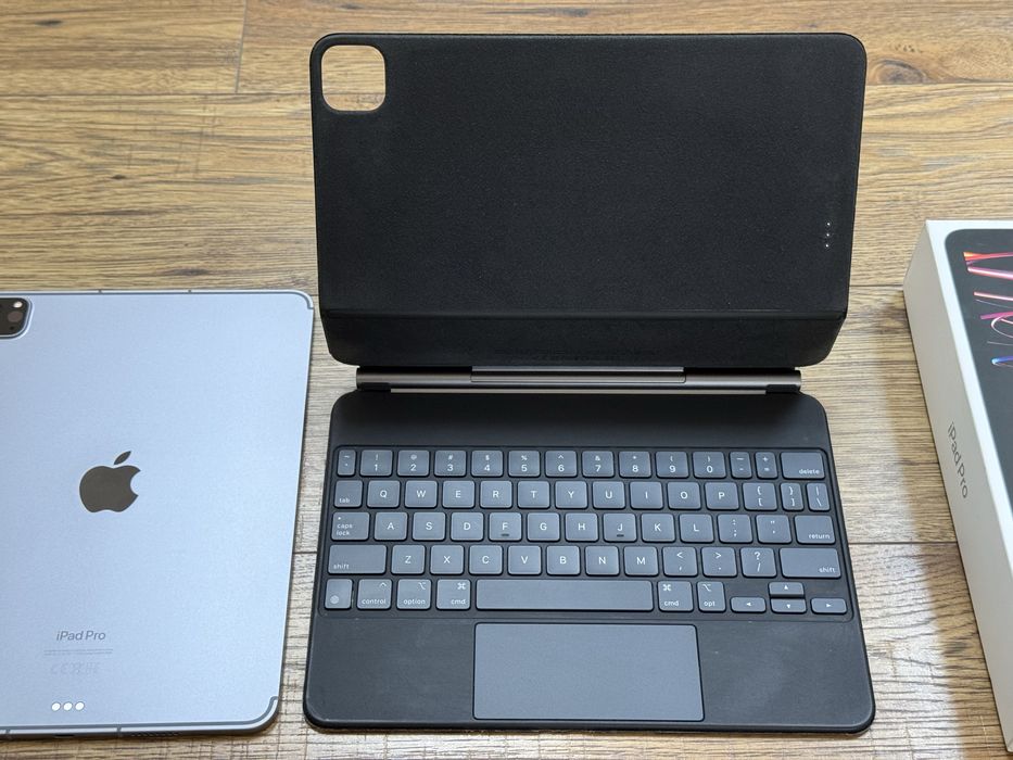 iPad 11" Pro 4th gen M2 256GB + Cellular + Keyboard case