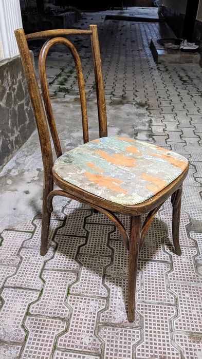 Антикварные стулья ,кресла после качественной реставрации.