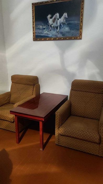 Журнальный столик с двумя креслами