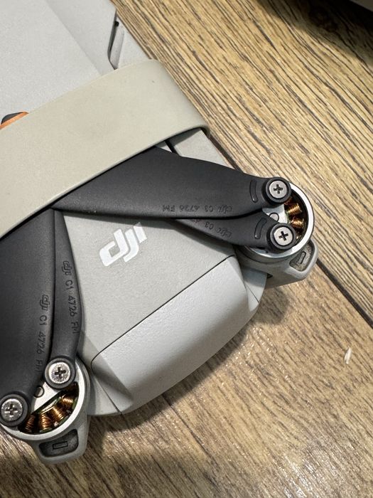 Продам DJI Mini 2 Fly More Combo