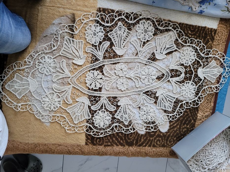 Vând fețe de masă și mileuri lucrate manual