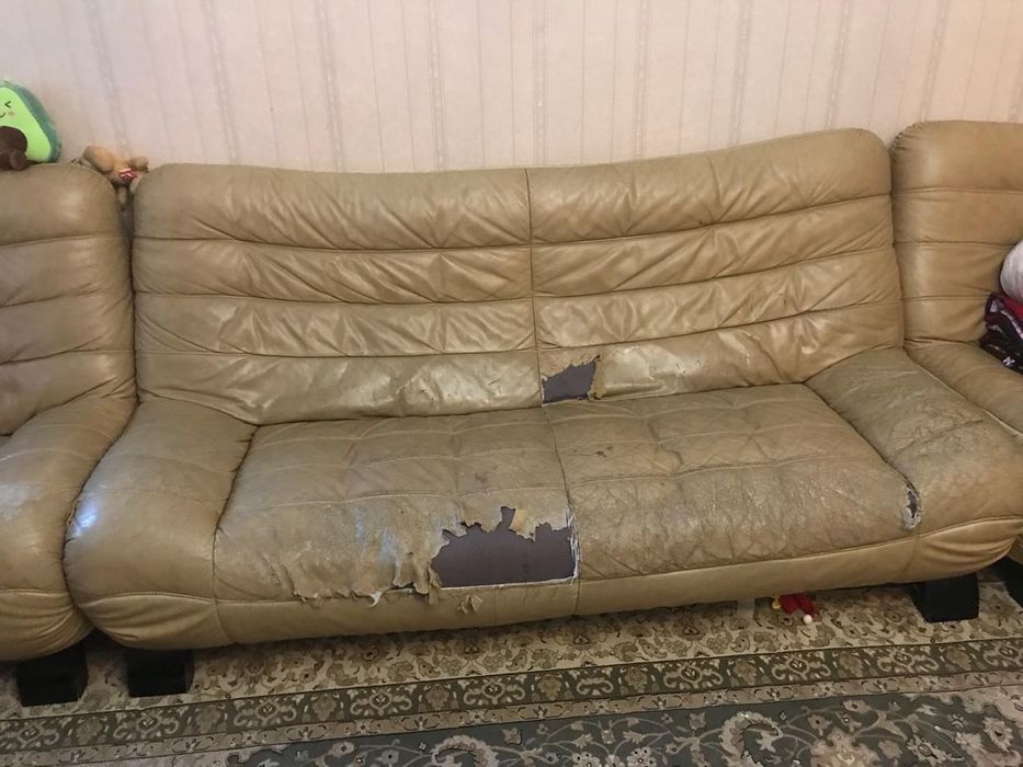 Диван с двумя креслами