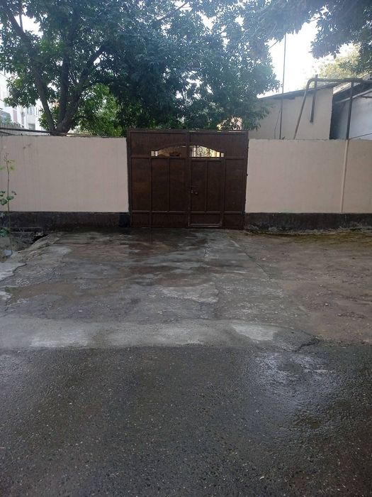 Uy sotiladi guliston shahar namuma mahlallasida 6 sotix xovlili uy