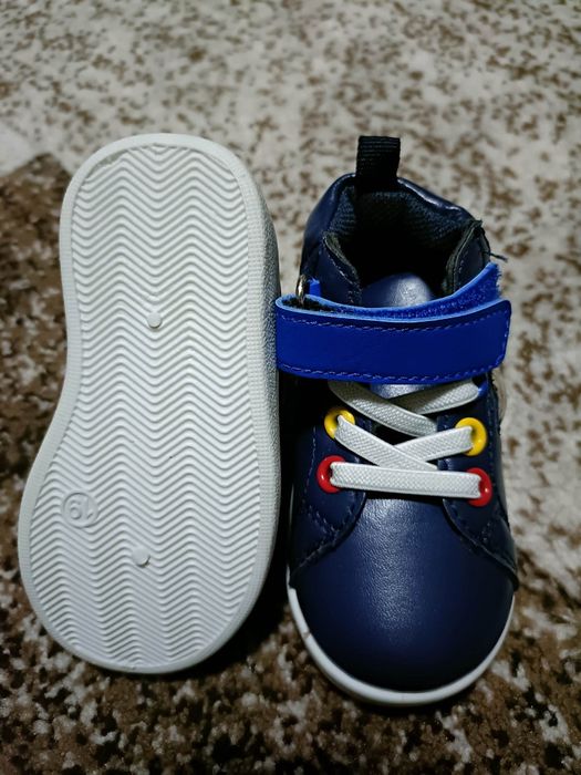 Vând două costume bebeluși