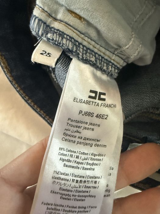 Дънки с висока талия по тялото на Elisabetta Franchi