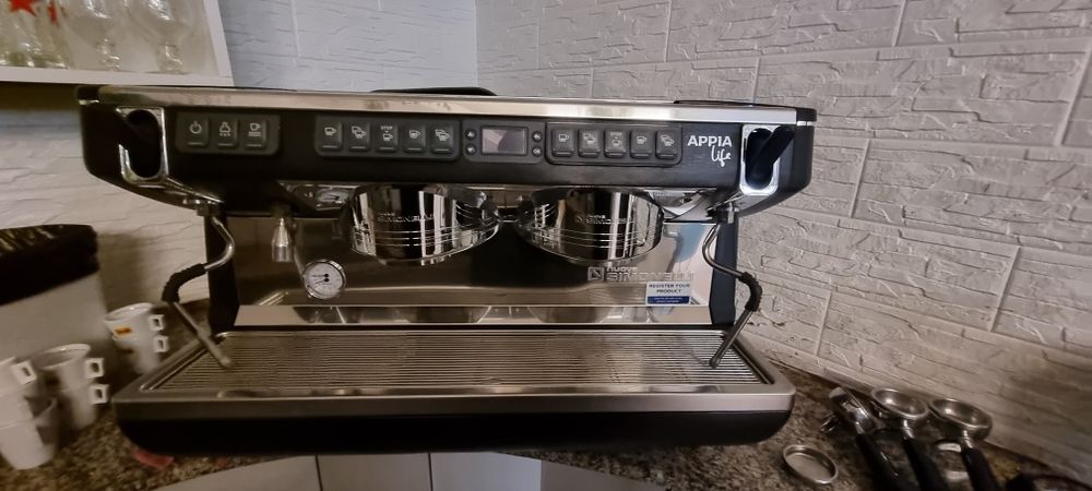 Esspresor de cafea Nuova Simonelli cu doua porturi