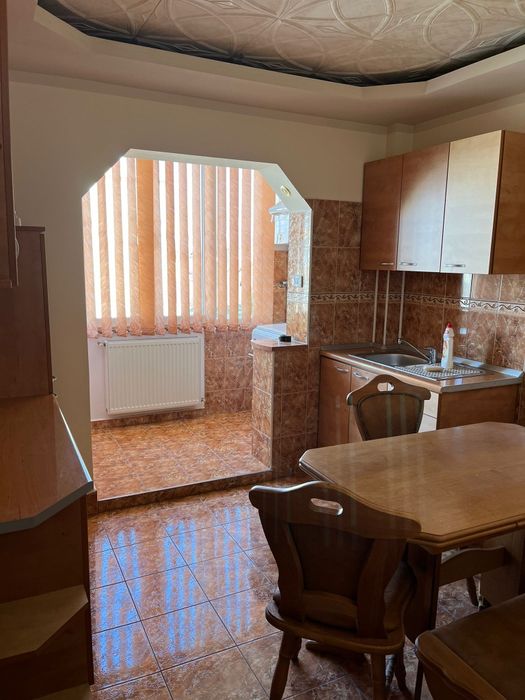 Închiriez apartament cu 2 camere