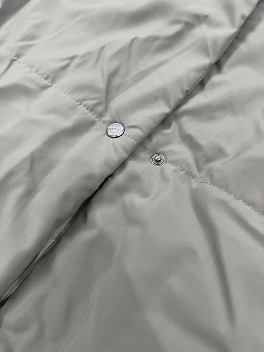 Длинный пуховик цвета хаки