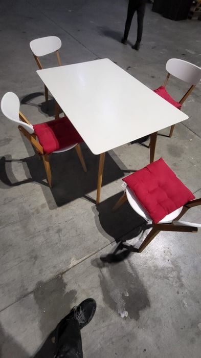 Masa dining cu patru scaune