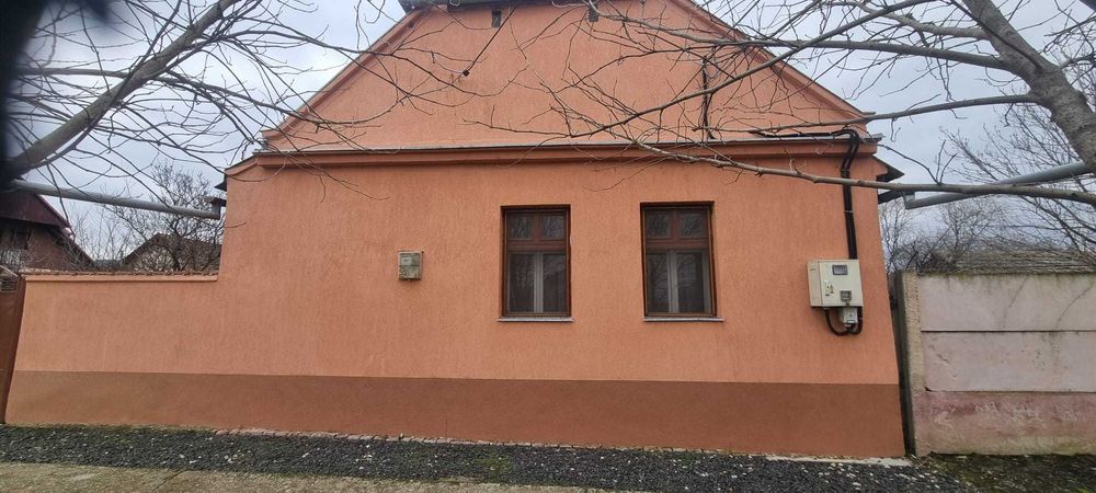 Casa recent renovata, izolata cu incalzire centrala