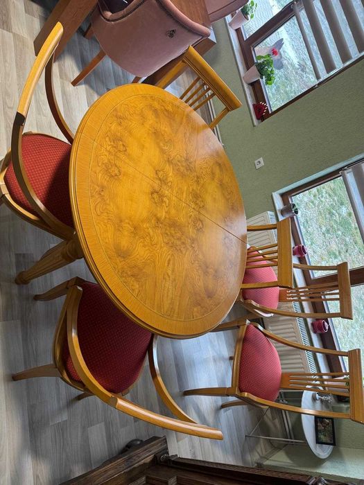 Vând masa ovala cu 6 scaune.