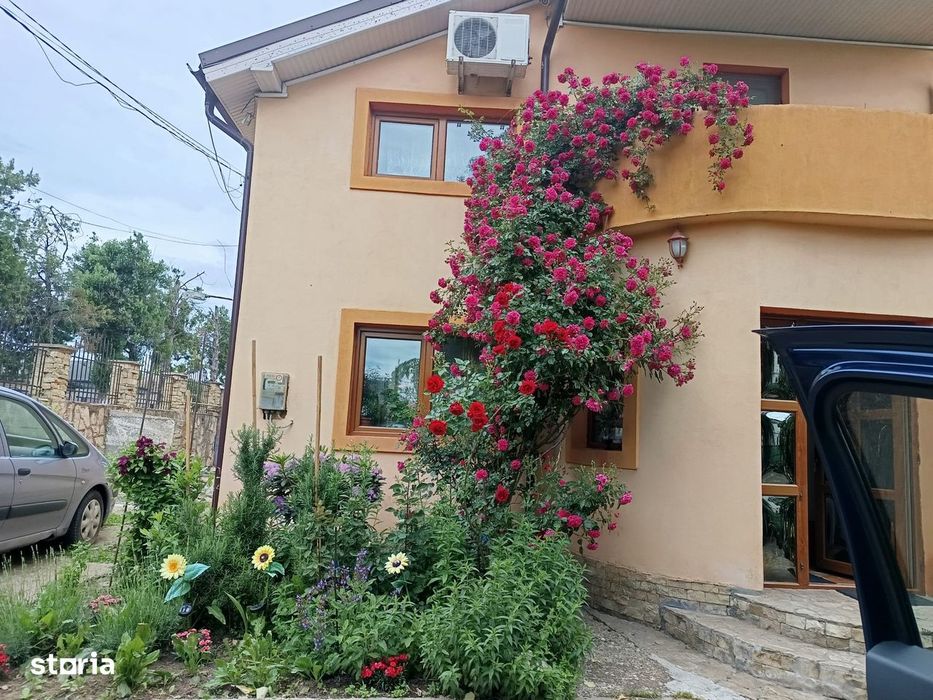 vand casa 2 corpuri-spatioasa pretabil 2 familii
