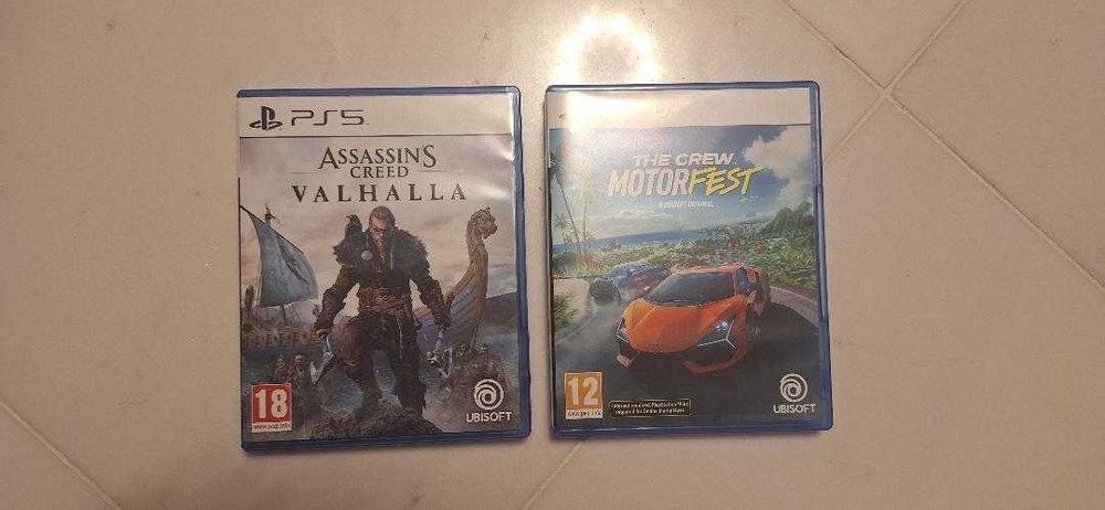 PS5 Slim (версия с дисково устройство), почти неизползвана, с 2 оригинални контролера, двойно зарядно устройство, 3 игри, стойка и оригиналната кутия.