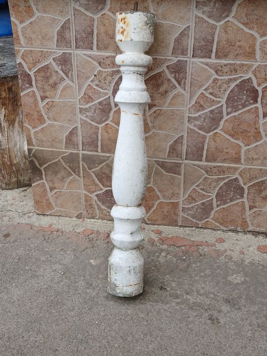 Vând stâlpi de beton albi.