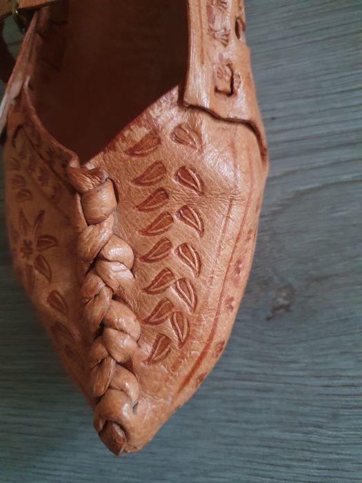 Opinci costum popular