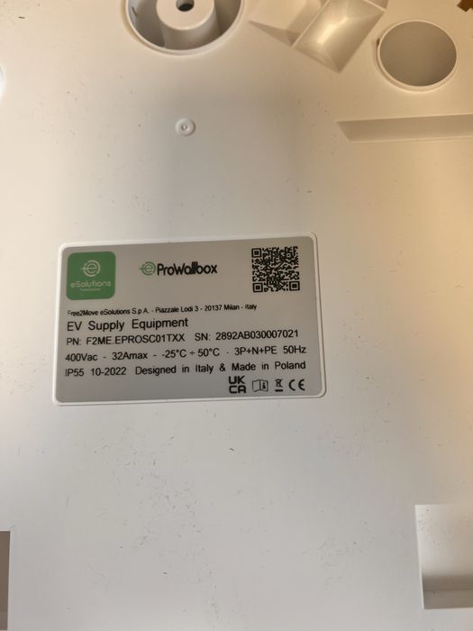 Esolution Prowallbox смарт зарядна станция за електромобили 22kW