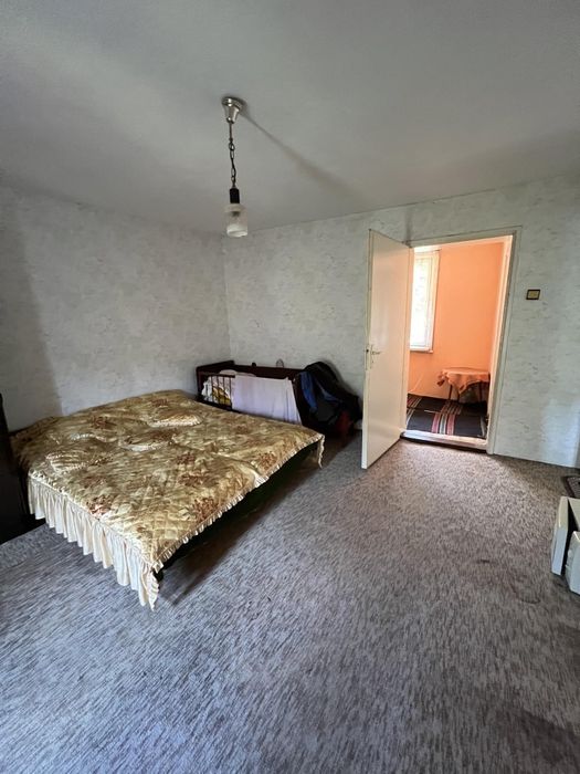 Къща с дворно място