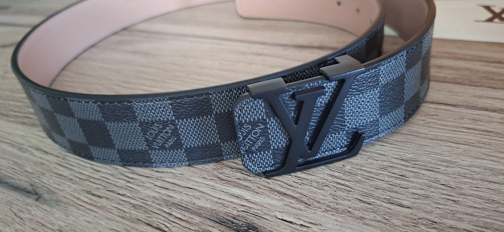 Продавам  кожен колан Louis Vuitton (Пълен комплект)