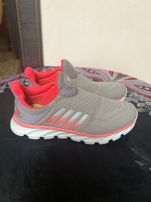 Отдам даром спортивную обувь