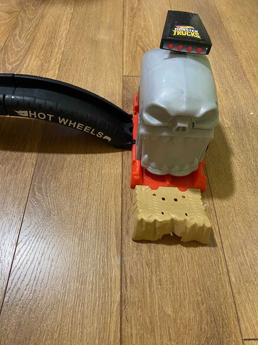 Hot Wheels писта + АВТОМИВКА + кобрата + подарък