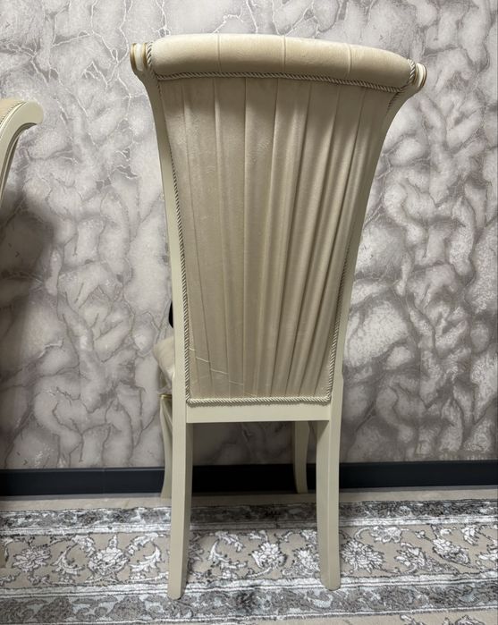 Продам комплект мебели: большой стол, 10 стульев и комод!