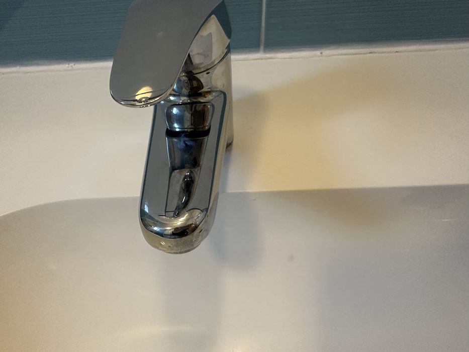 Мивка за баня с два смесителя