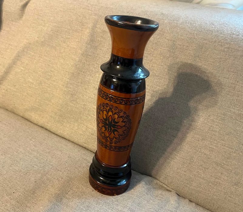 Vaza decorativa din lemn sculptat si lacuit manual in stil popular