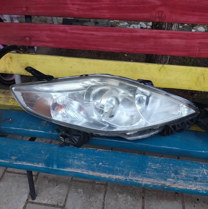 Faruri cu lupă Mazda 5 2009