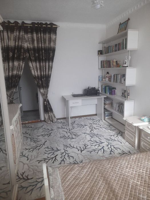 Гулистон шаҳри марказида, 3 хонали уй сотилади.