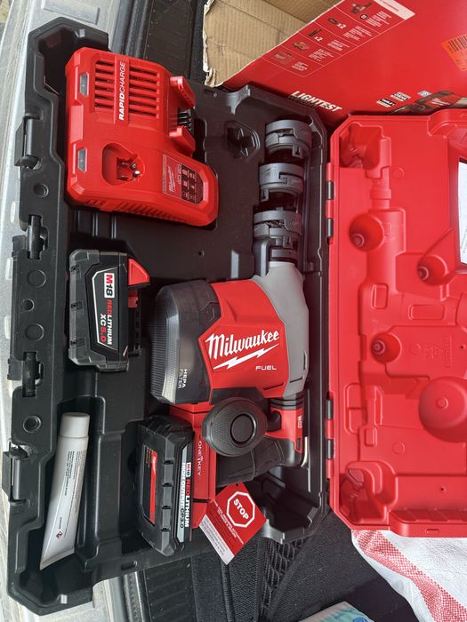 Проффесиональный перфоратор Milwaukee