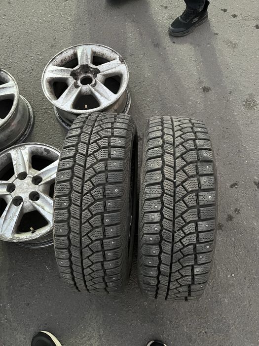 Продам резину с диками на 15