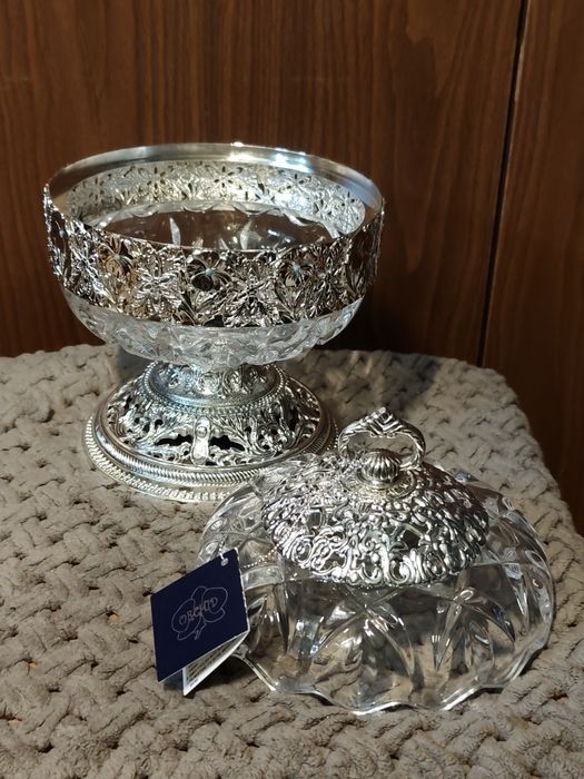Продам вазу конфетницу с крышкой