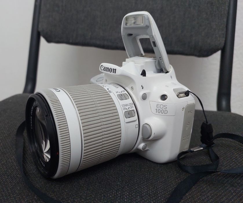 Фотоапарат Canon EOS 100D
