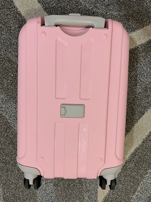 Розовый чемодан, вместительный