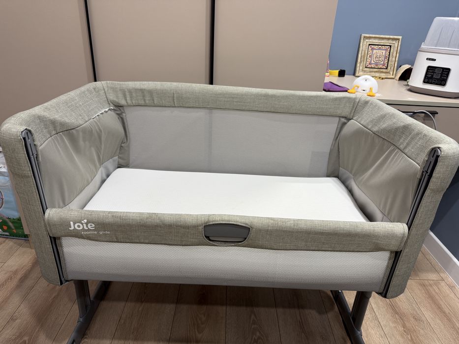 Продам манеж-кровать от JOIE