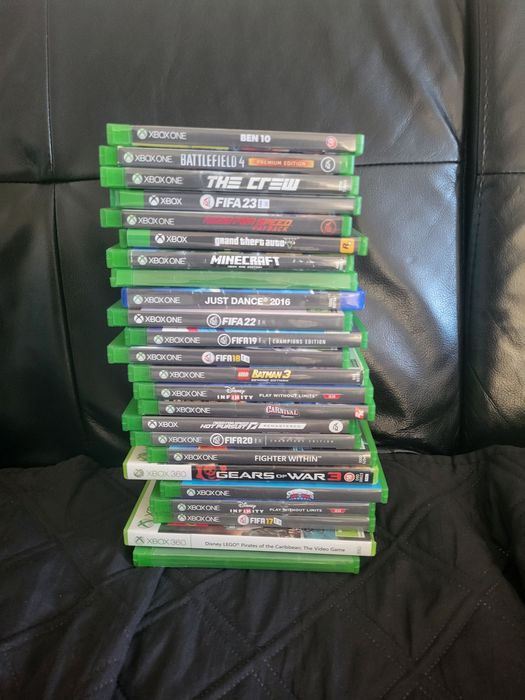 Продавам конзола xbox one с джойстик и игри