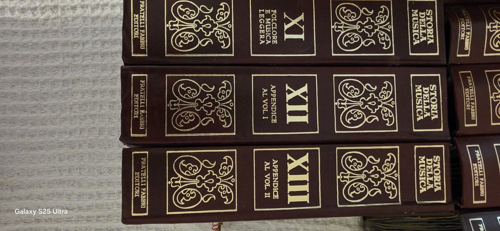 Ofer spre vânzare colecție de 13 volume in stare impecabila