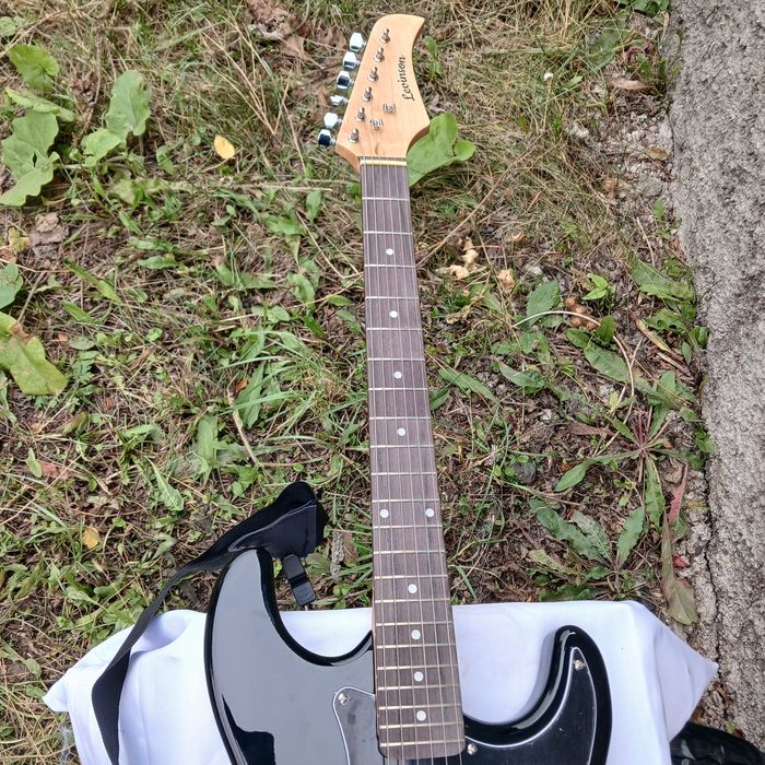 Продаётся электрогитара в отличном состоянии.