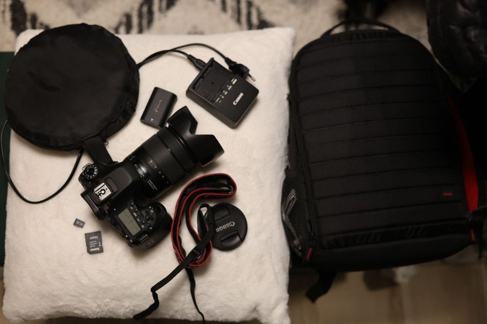 Camera foto CANON EOS 80D cu accesorii, ca noua