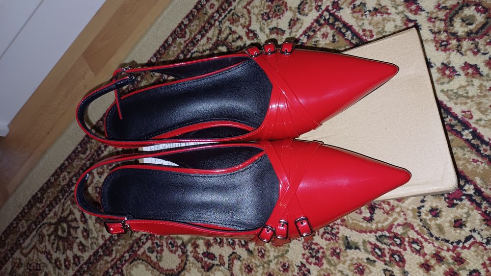 Новые красные туфли