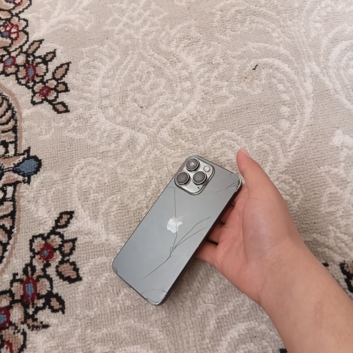 Telefon ishlaydi, lekin ekrani siniq, ko‘rsatmaydi.
Orqa korpusi ham s