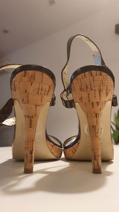 GUESS by Marciano. Sandale piele lacuita. Marime 38.