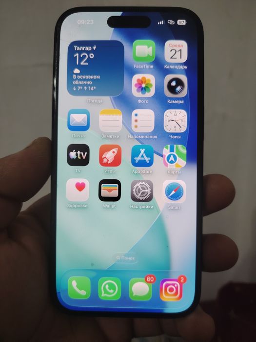Iphone 16 black.