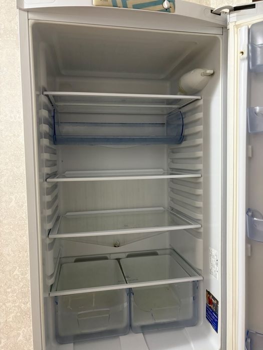 Продам холодильник.     .