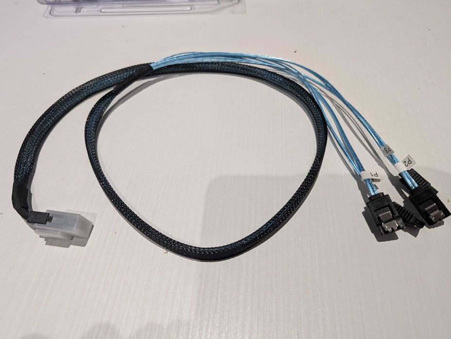 Cablu mini-SAS SFF-8087 la 4 x SATA, ~1m, pentru controller LSI / HBA