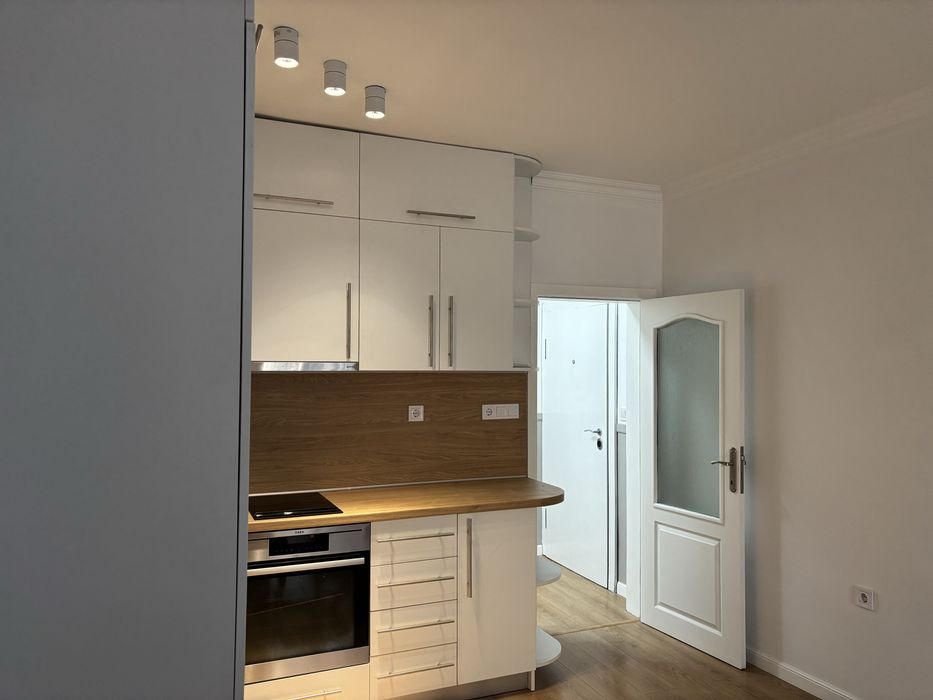 Дава се под наем Тристаен апартамент в Бургас, Център - 85 кв.м за 765 € - Снимка #3