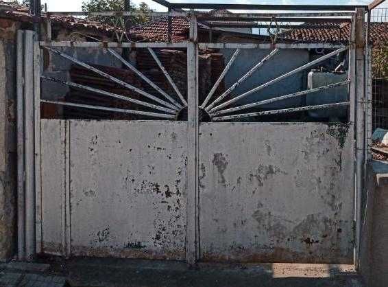 Продавам дворна врата (порта)